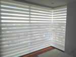 Cortina Sheer Elegance Screen color Blanco de Comaldec en Sala con Ventana en ángulo