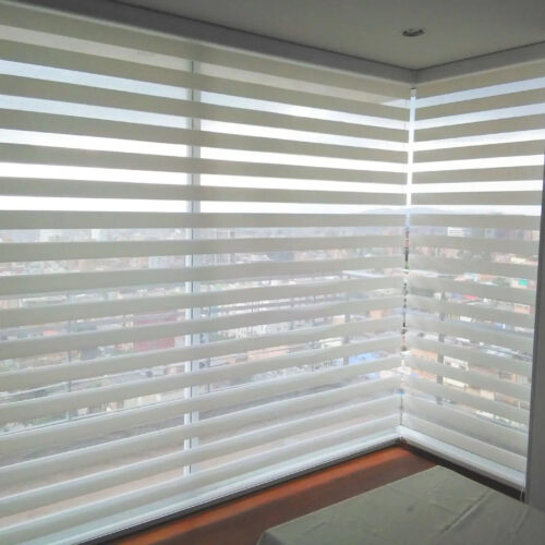 Cortina Sheer Elegance Screen color Blanco de Comaldec en Sala con Ventana en ángulo