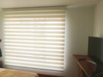 Cortina Sheer Elegance Screen color Beige de Comaldec en Habitación
