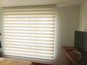 Cortina Sheer Elegance Screen color Beige de Comaldec en Habitación