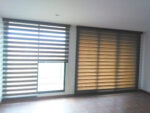 Cortina Sheer Elegance Poliéster color Café de Comaldec en Puerta Ventana de Balcón
