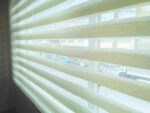 Cortina Sheer Elegance Poliéster color Beige de Comaldec en Vista de Cerca