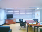 Cortina Sheer Elegance Screen color Blanco de Comaldec en oficina